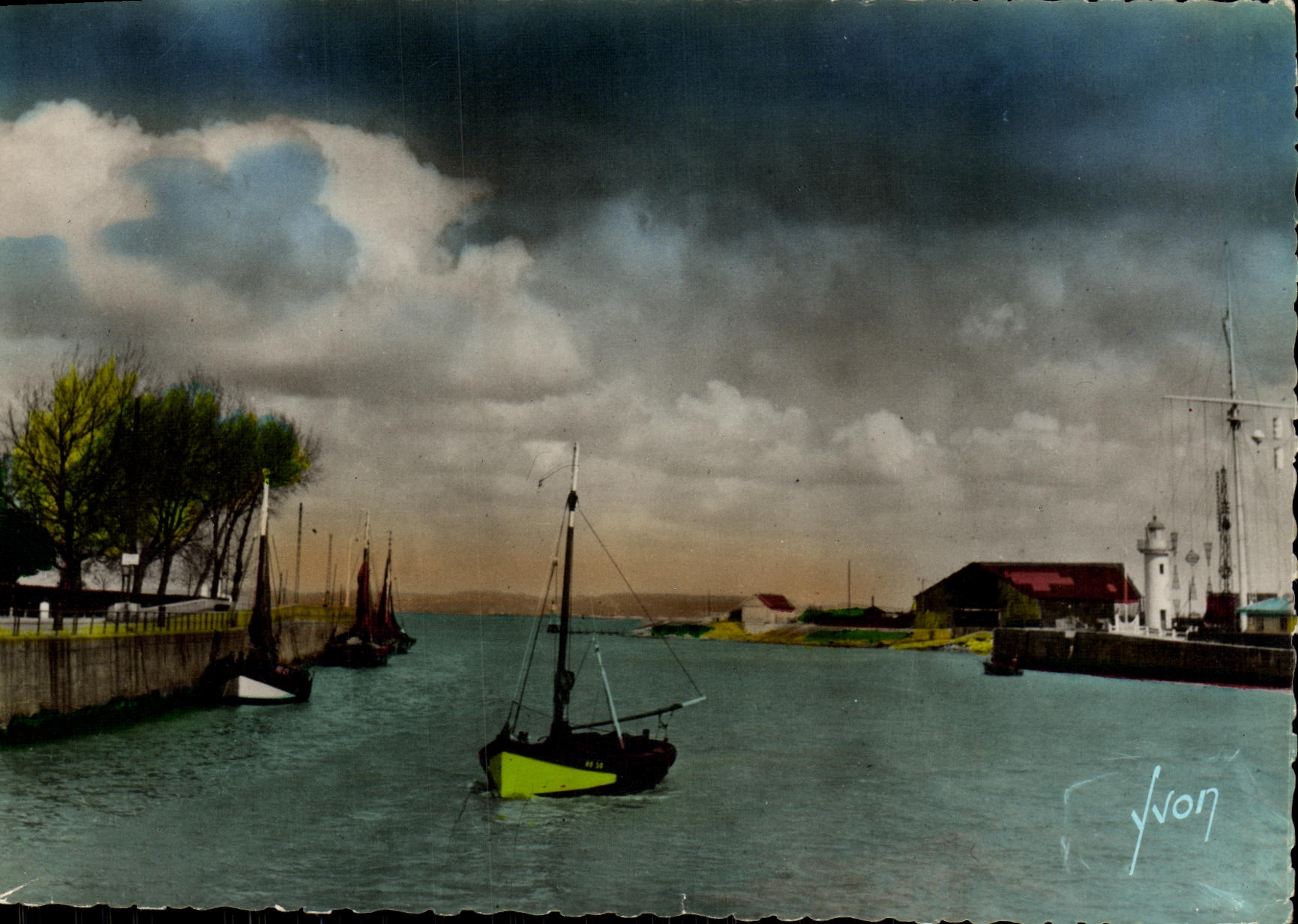 POSTAL MODERNA Honfleur L entro del barco portuario