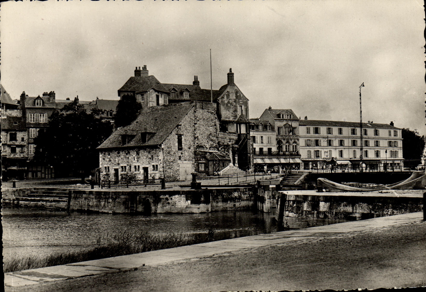 CPM Honfleur Le Port Bateaux