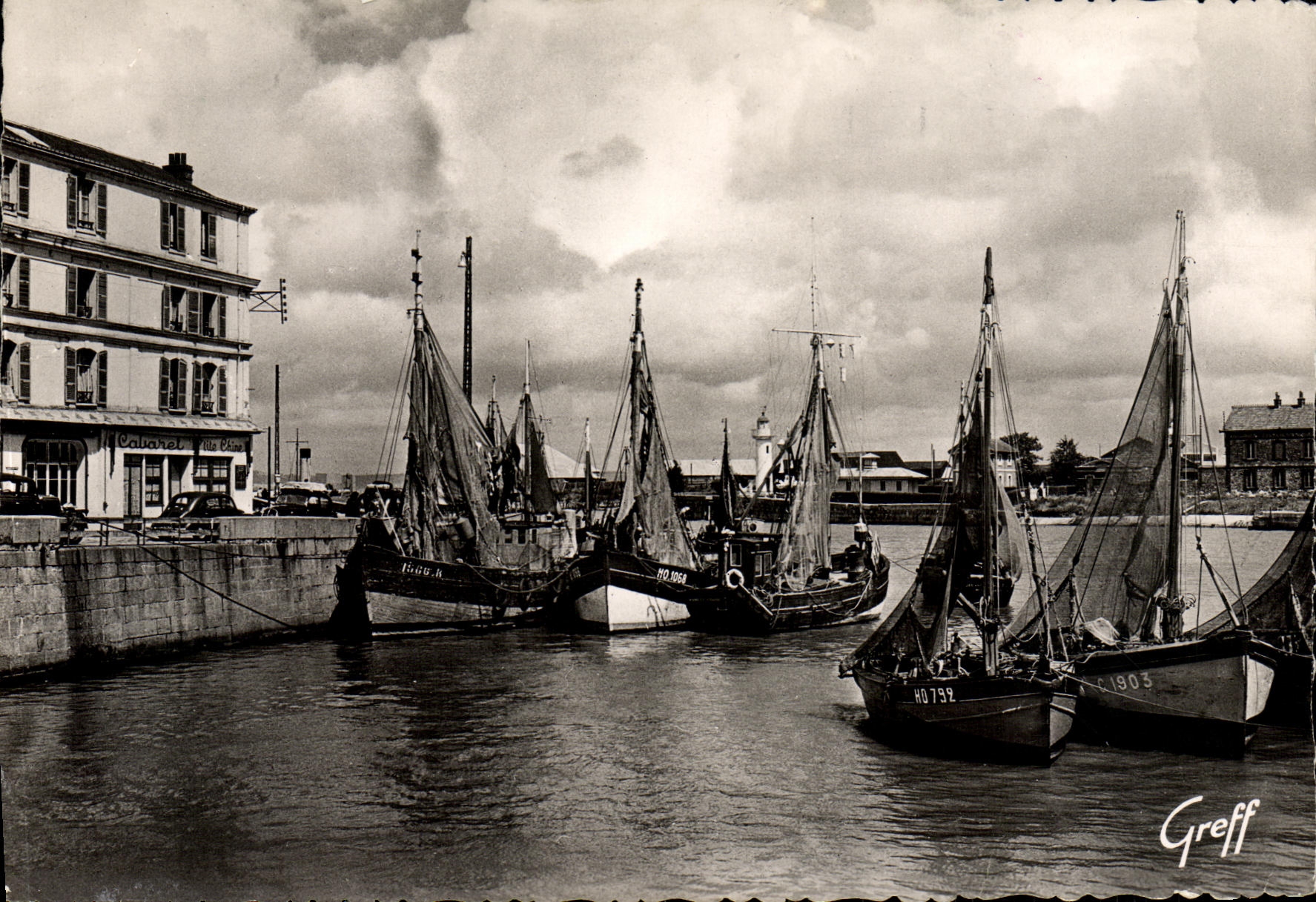 CPM Honfleur Le Port et le Phare Bateaux