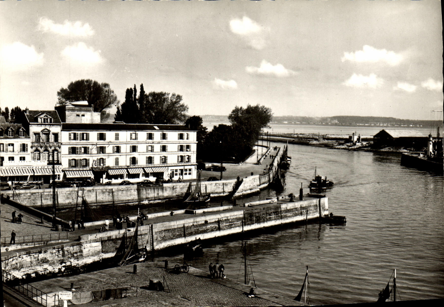 POSTAL MODERNA Honfleur L antes del puerto y L hotel del caballo blanco