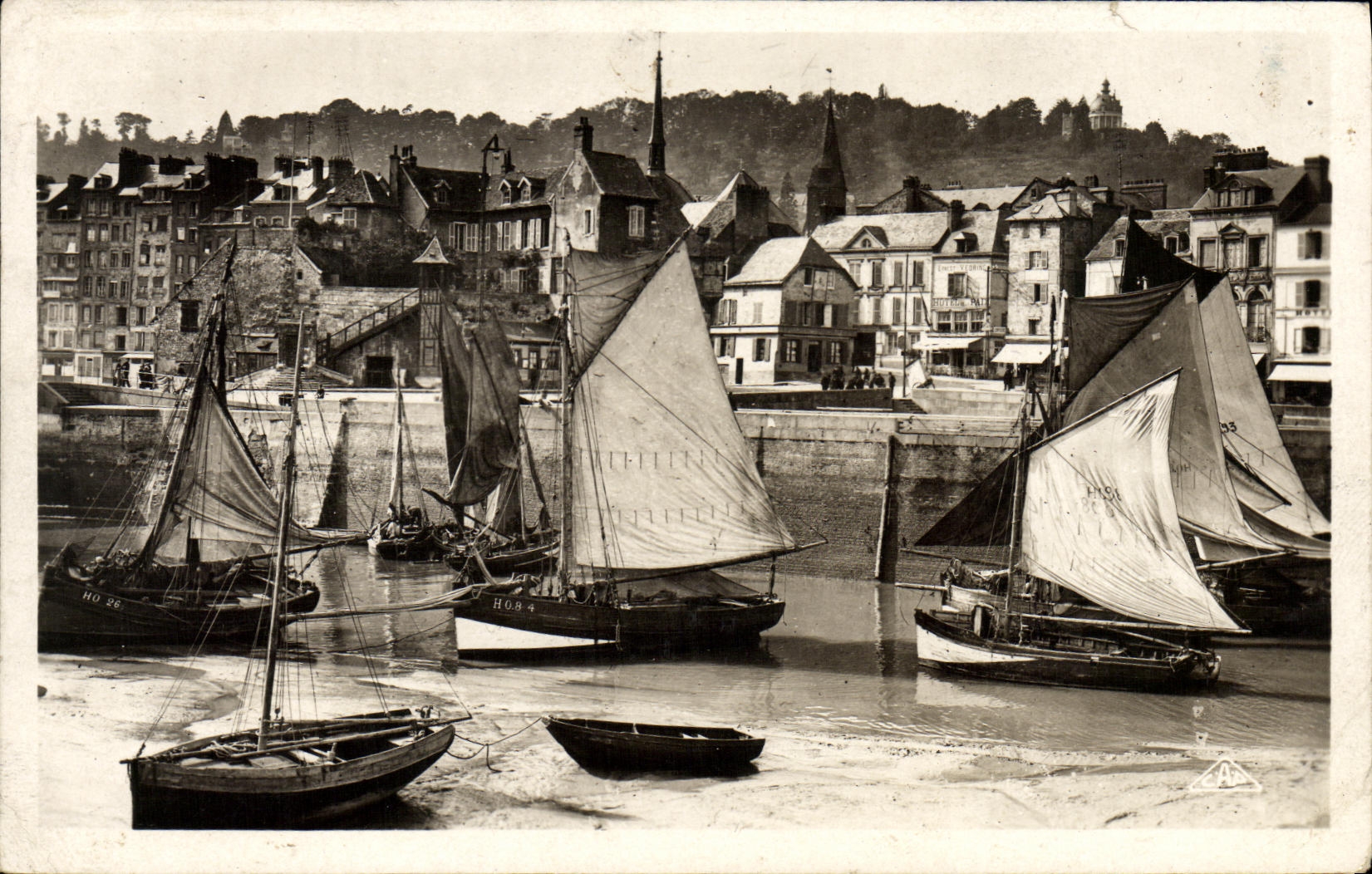 CPM Honfleur Le Port et la cote de grace Bateaux