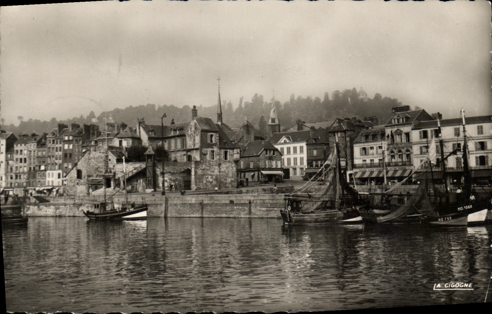CPM Honfleur Le Port a la Lieutenance Bateaux 