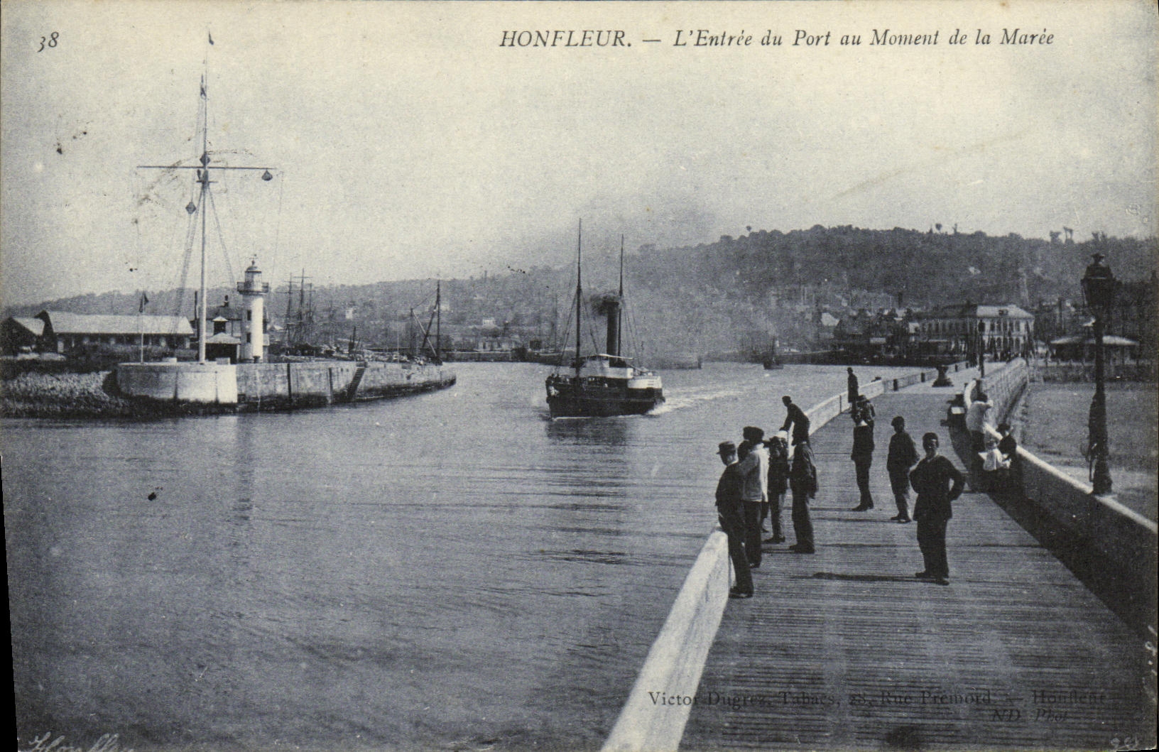 CPA Honfleur L Entree du Port au Moment de la Maree Bateau