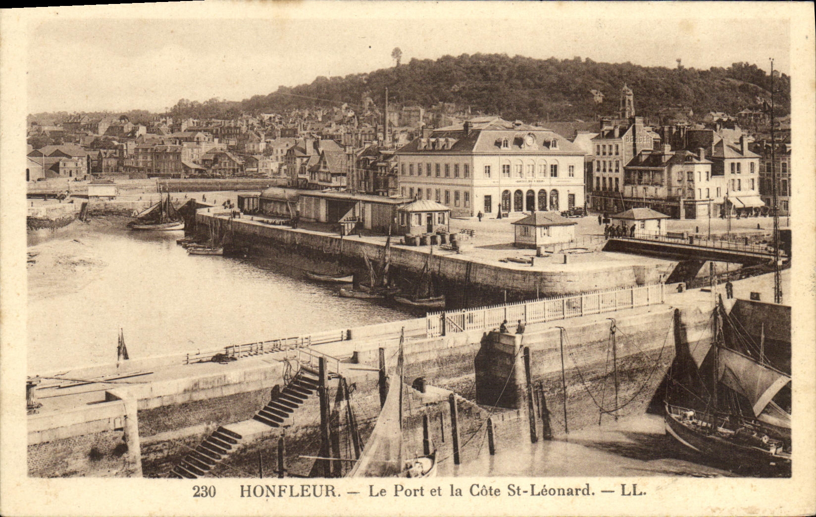 CPA Honfleur Le Port et la Cote St Leonard Bateaux