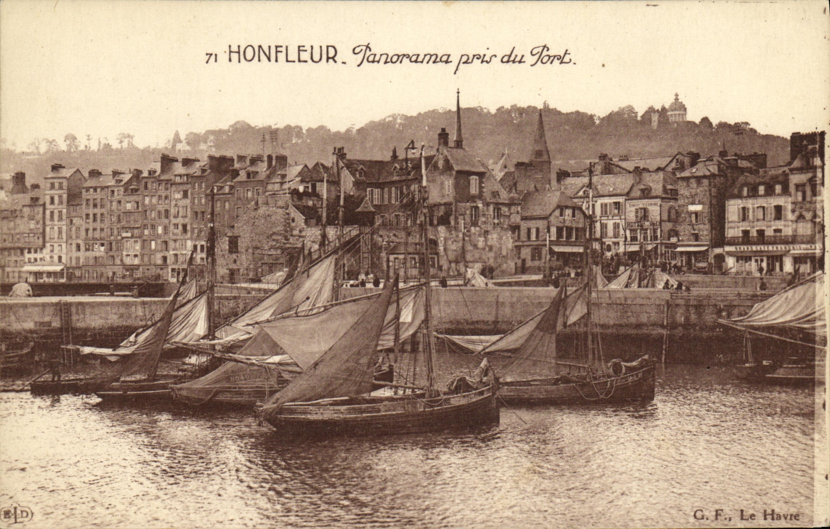 CPA Honfleur Panorama pris du Port Bateaux