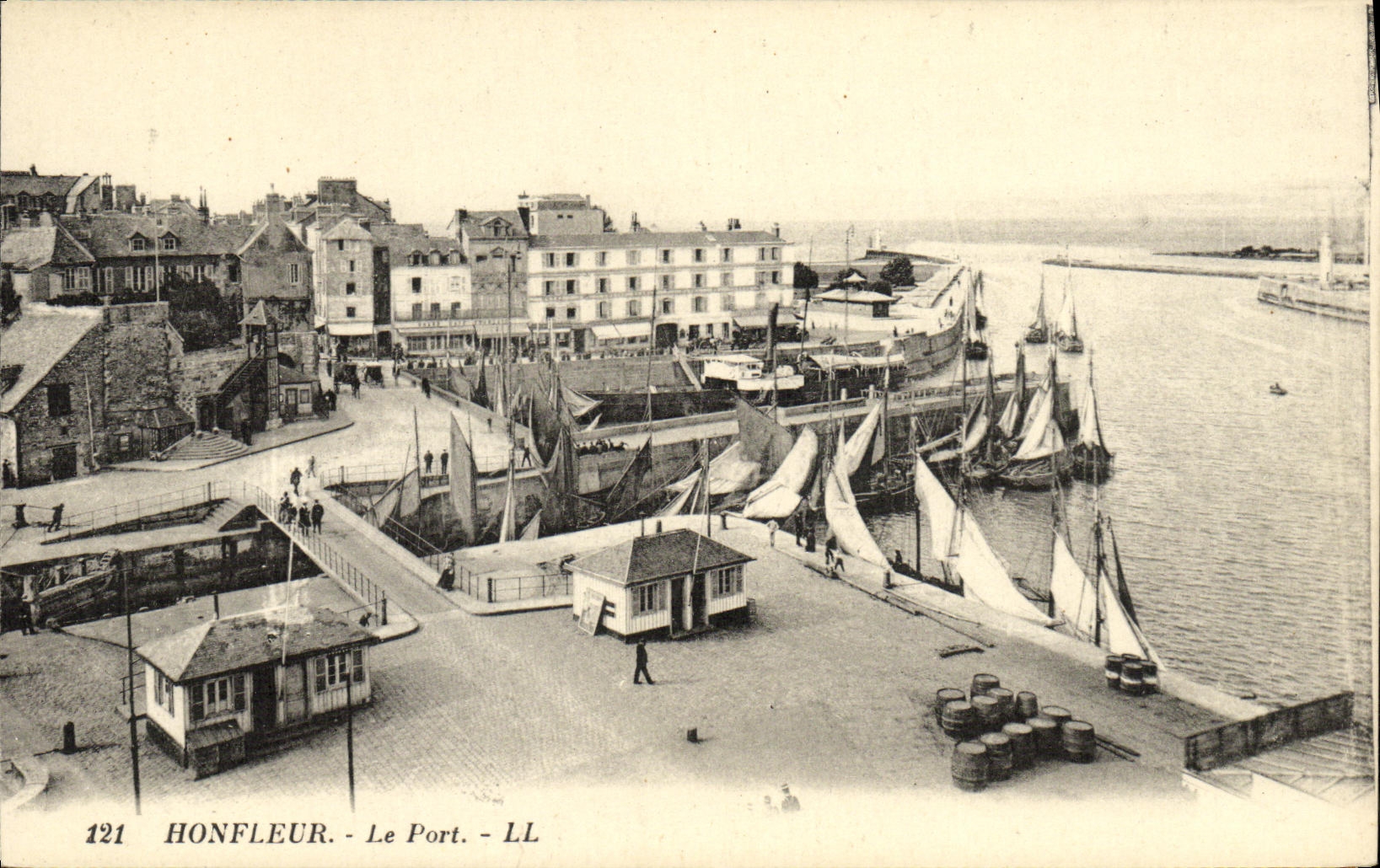 CPA Honfleur Le Port Bateaux