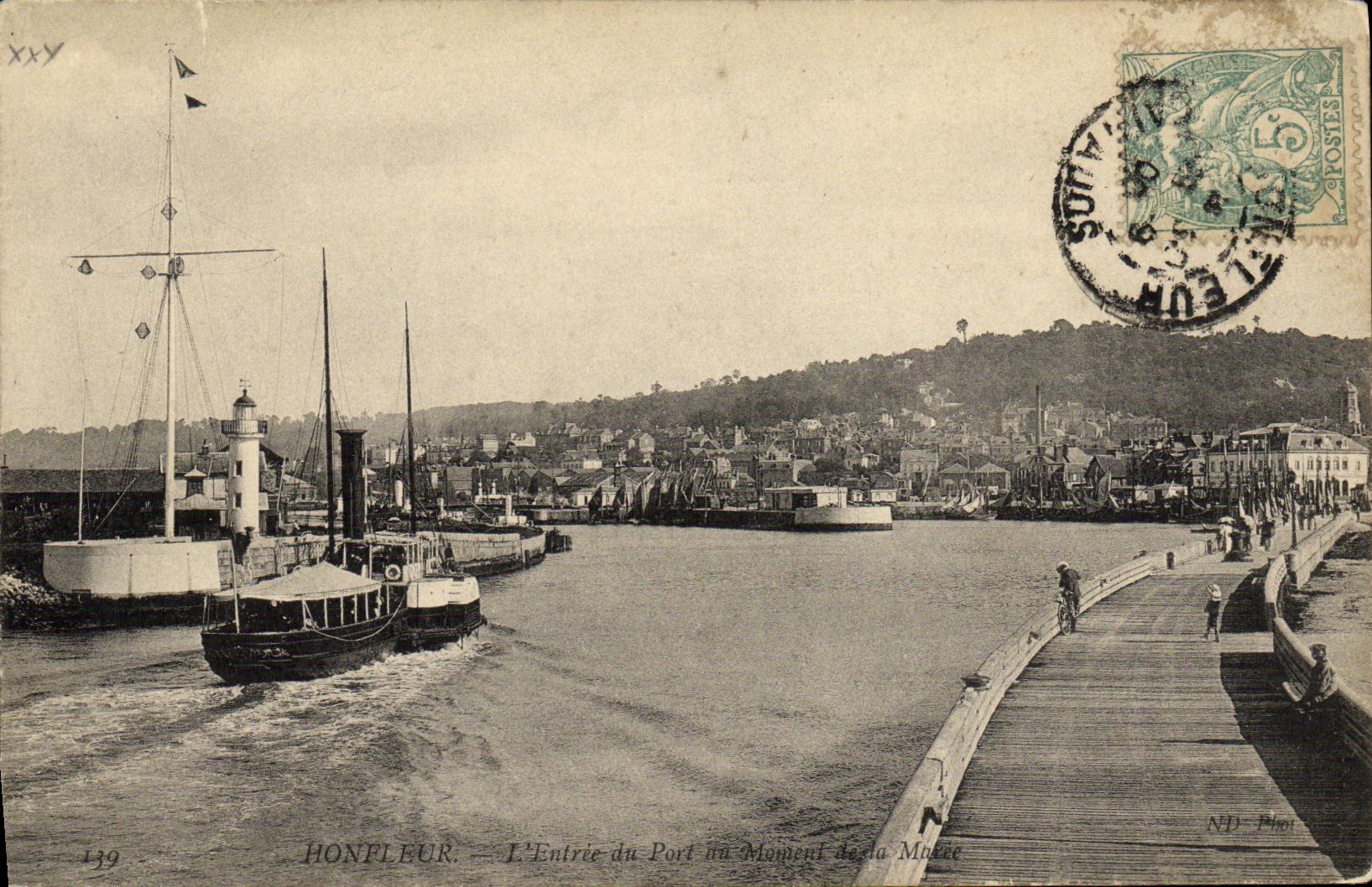 CPA Honfleur L Entree du Port au moment de la maree Bateau