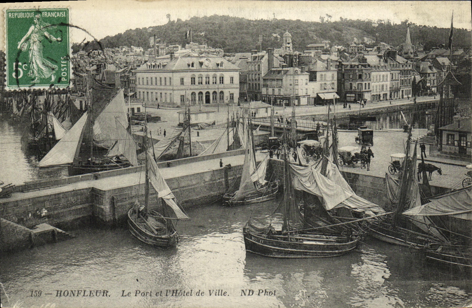 CPA Honfleur Le Port et l Hotel de Ville Bateaux