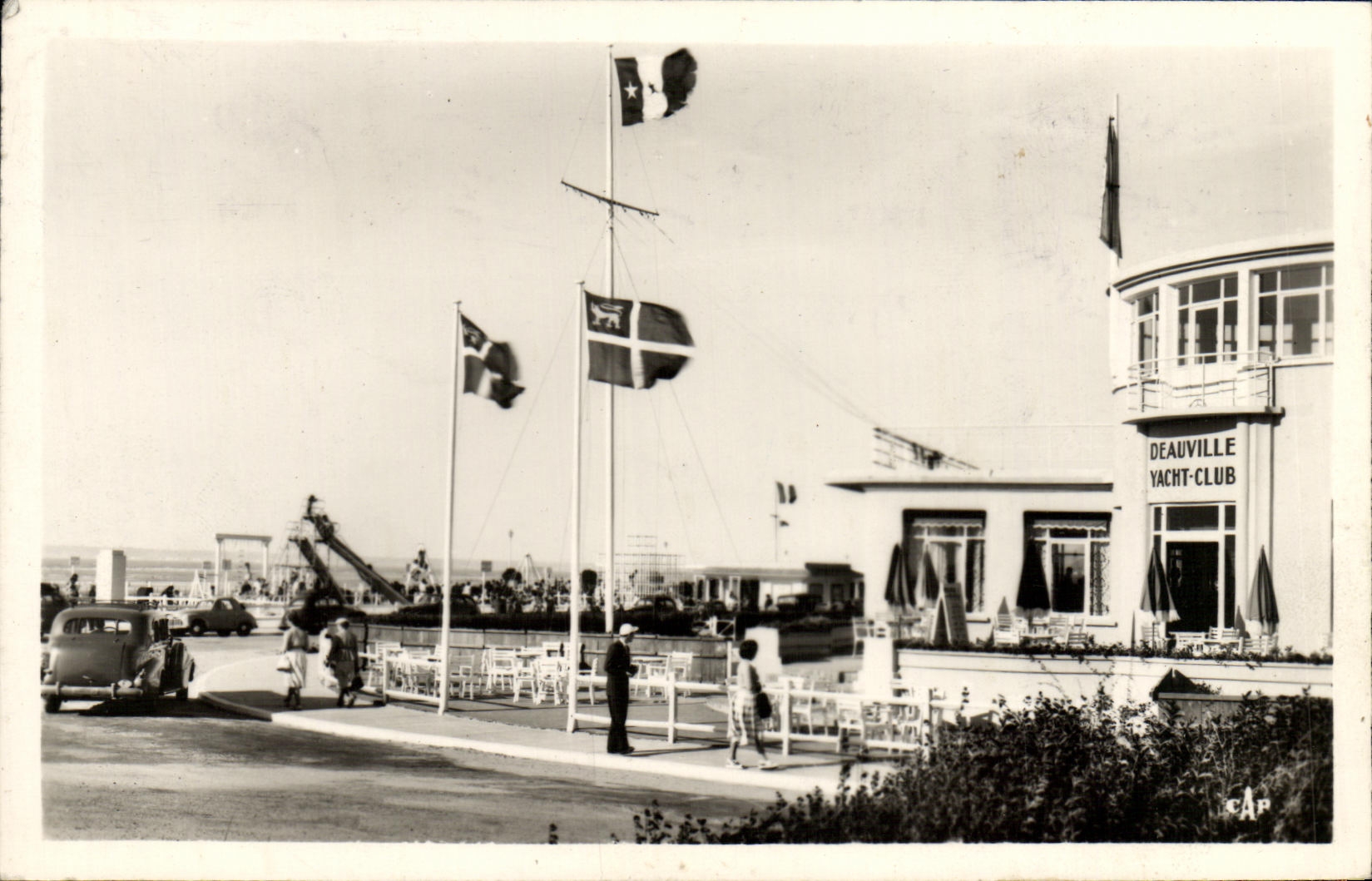 CPM Deauville Plage Fleurie Un coin de la Plage au Yacht Club