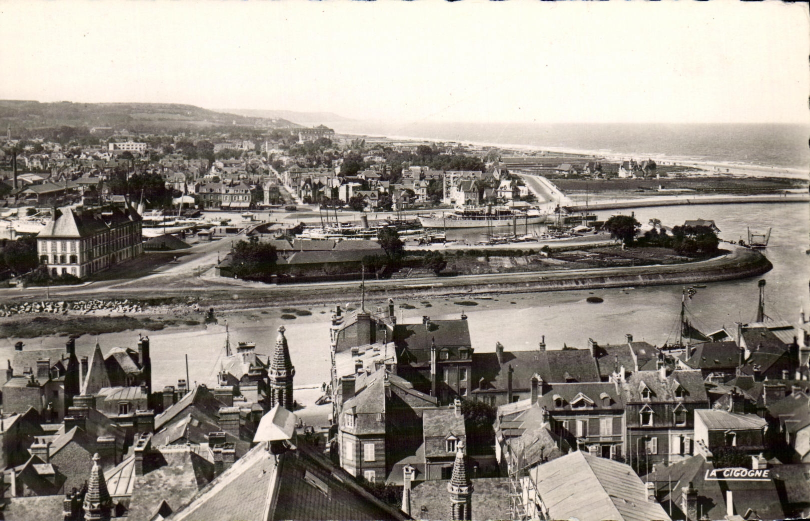 CPM Deauville La Plage Fleurie Vue generale 