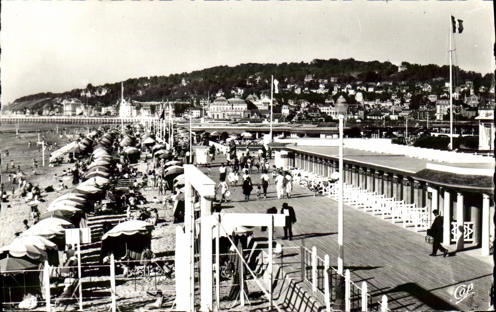 CPM Deauville Plage Fleurie Vue d ensemble sur la Plage et la Ville