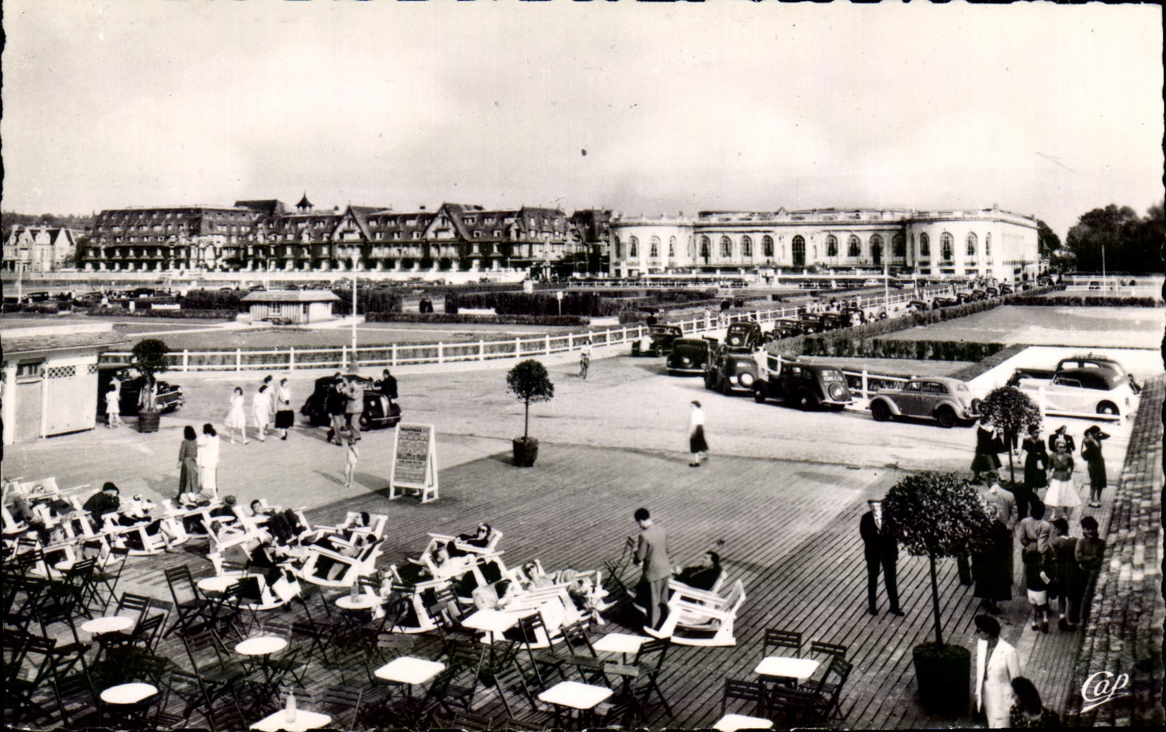 CPM Deauville Trouville La Plage Fleurie Vue vers le Normandy et le Casino