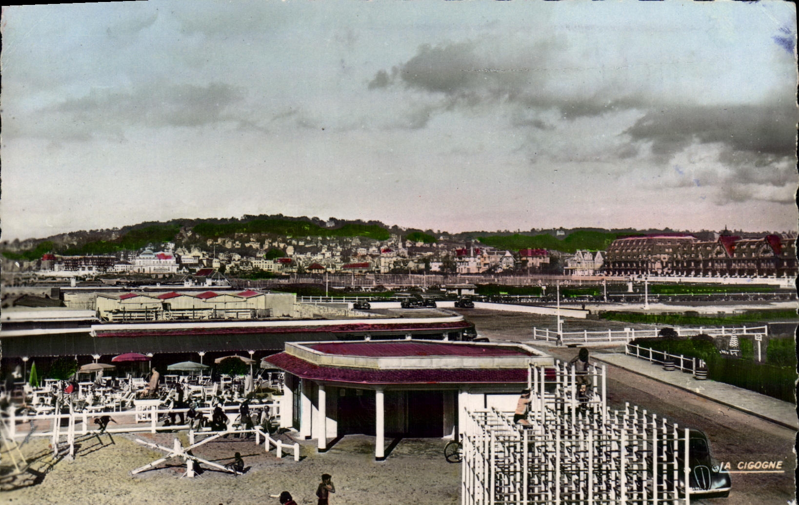 CPM Deauville La Plage Fleurie Vue generale