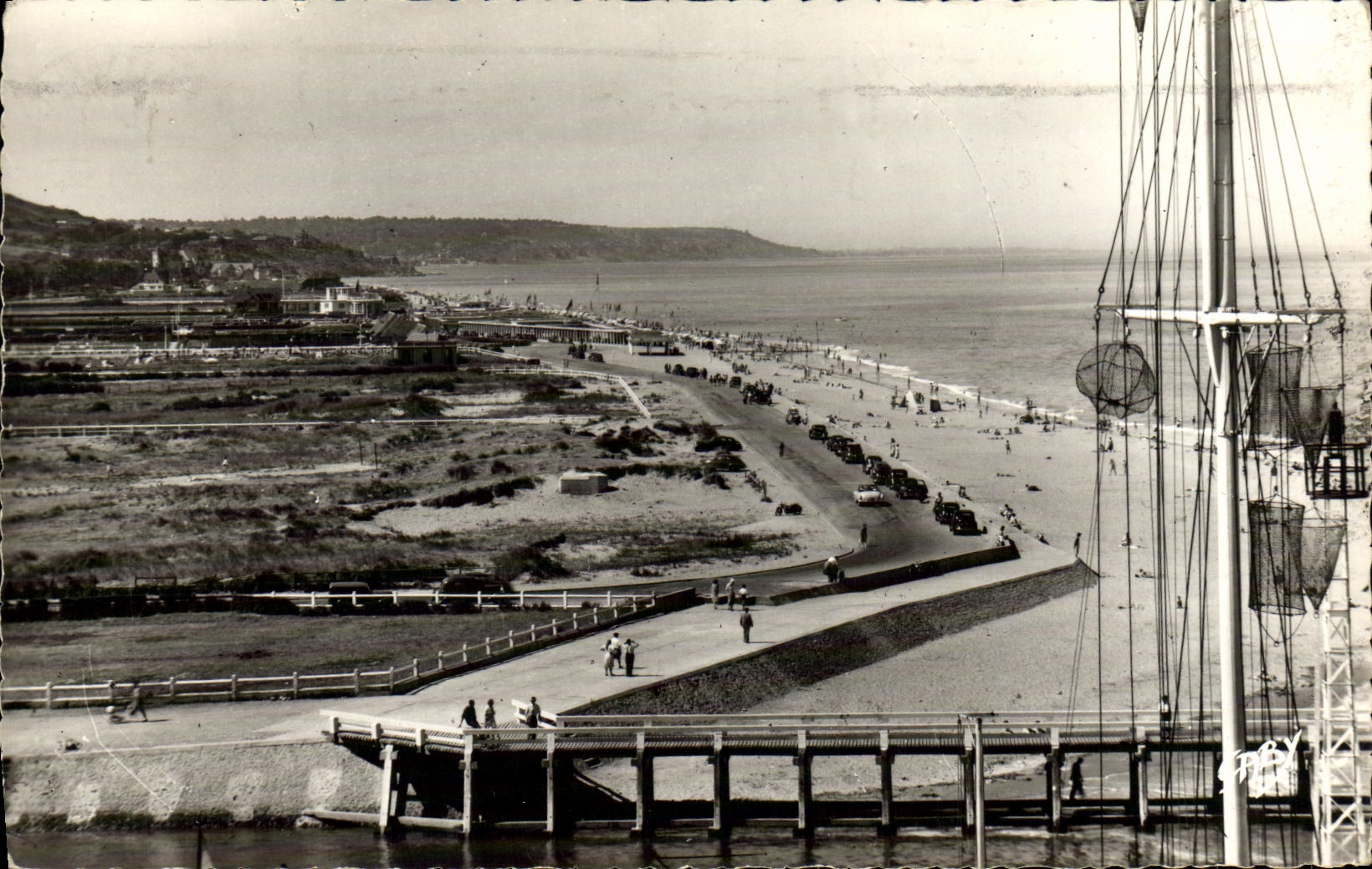 CPM Deauville La Plage Fleurie Vue Panoramique