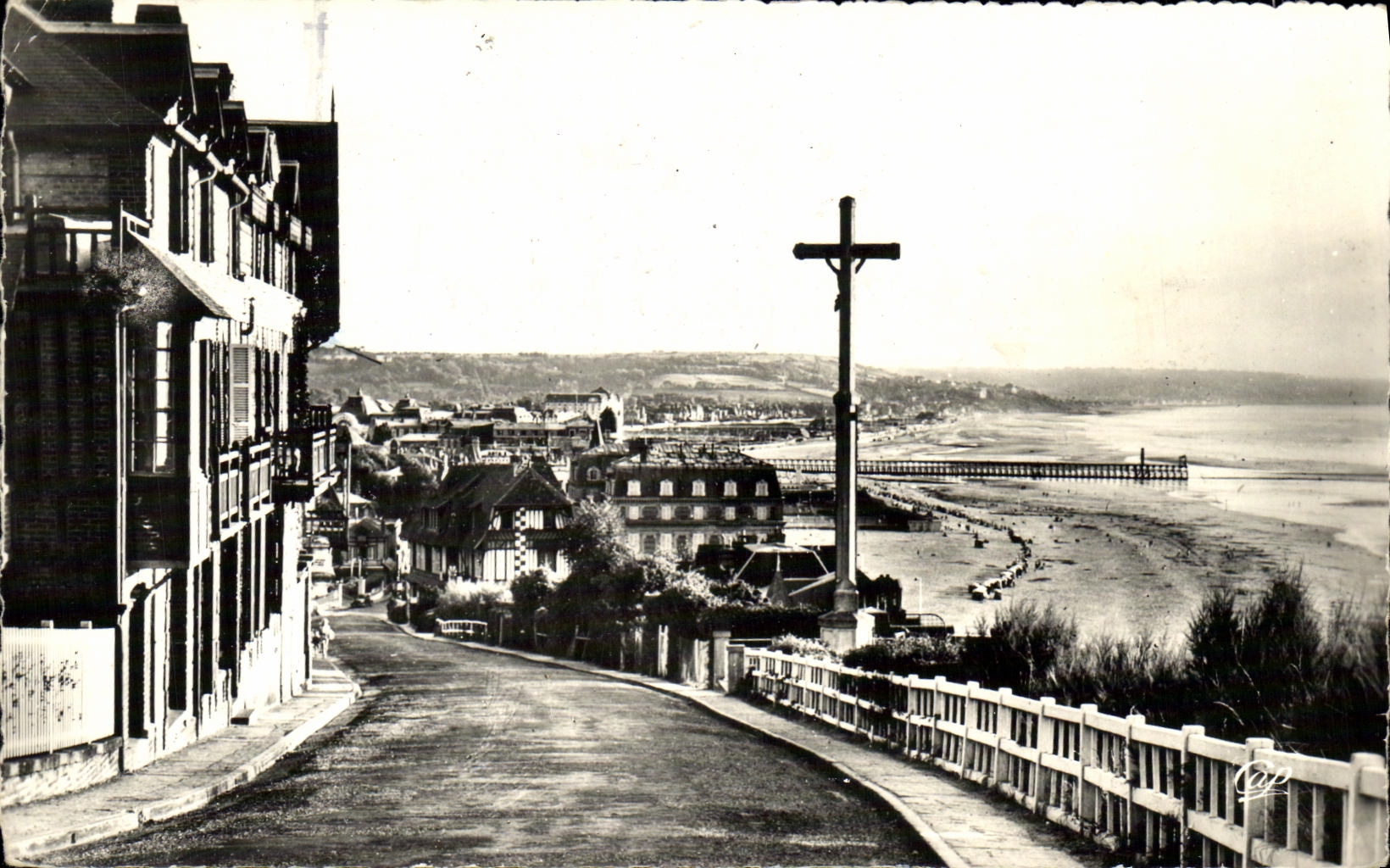 CPM Vue sur Deauville Trouville Prise du Calvaire