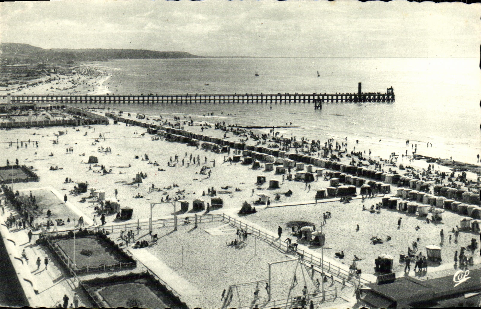 CPM Deauville Trouville Vue generale des deux Plages et la nouvelle Jetee