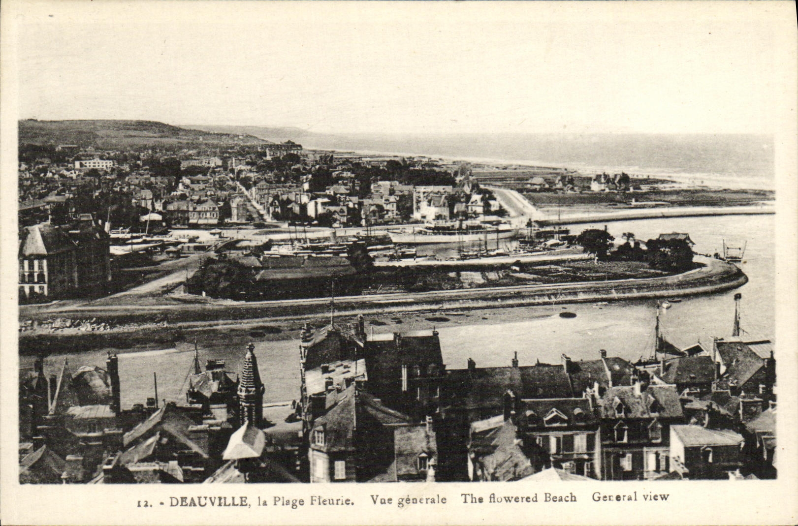 CPA Deauville La Plage Fleurie Vue generale