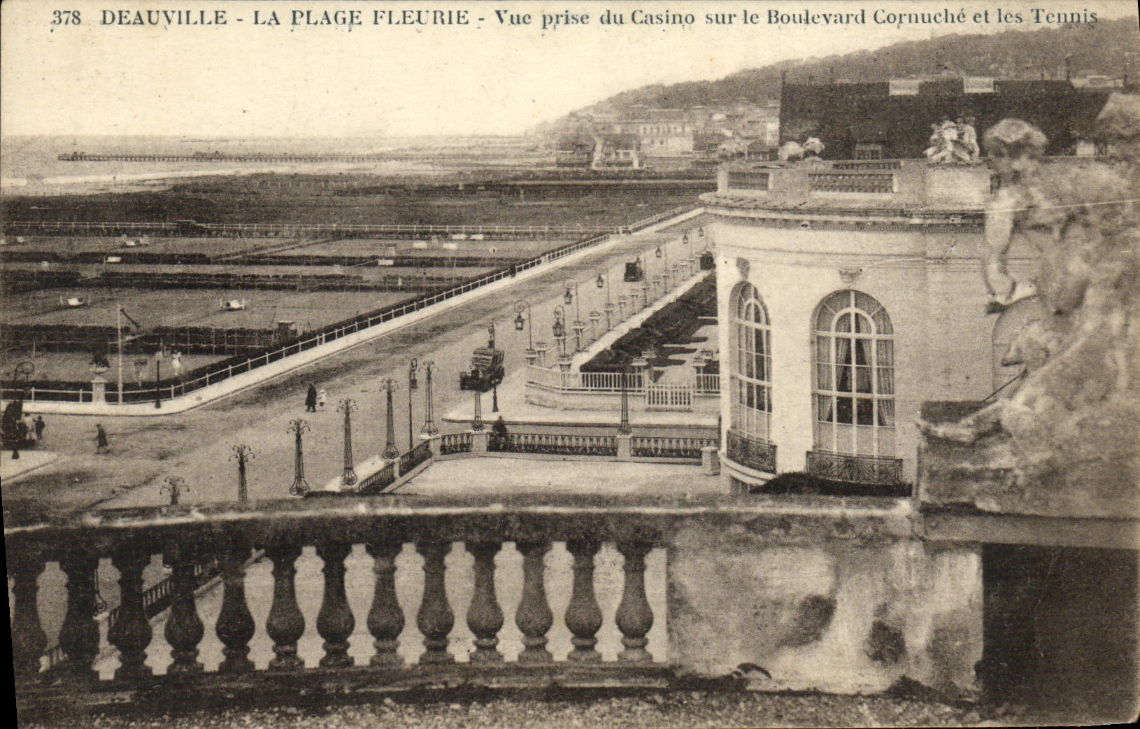 POSTAL Deauville de la VENDIMIA la playa florecida vista del casino en el bulevar y el tenis de Cornuche