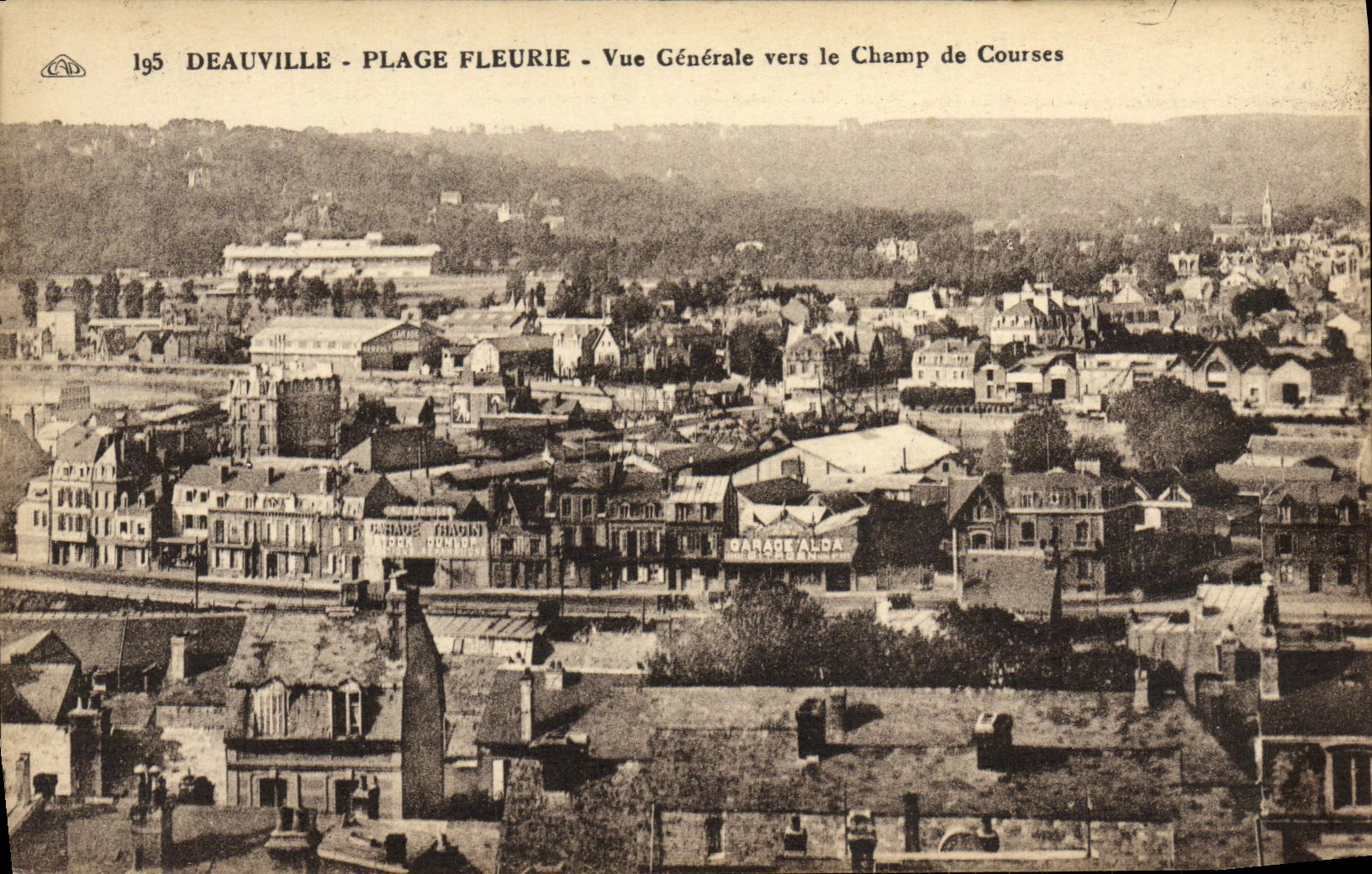 CPA Deauville Plage Fleurie Vue generale vers le Champ de Courses