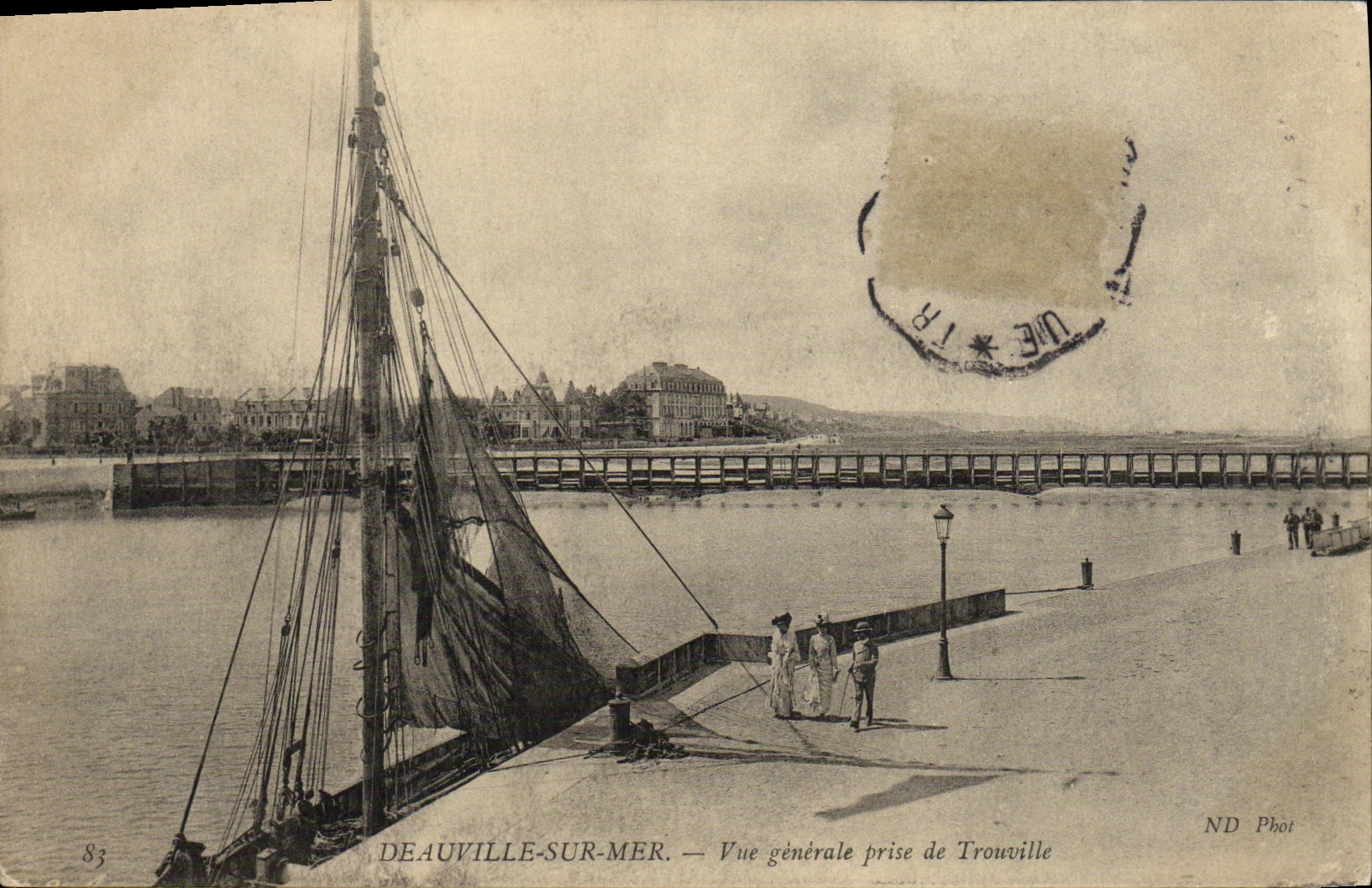 CPA Deauville sur Mer Vue generale prise de Trouville Bateau