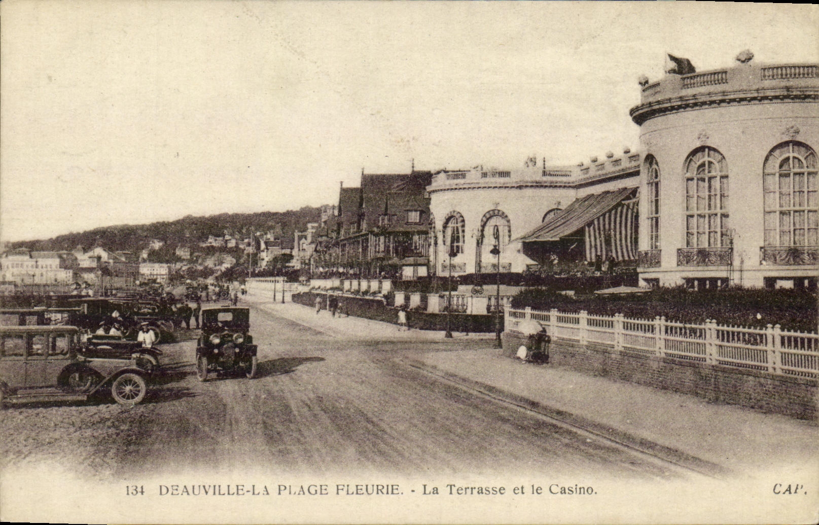 CPA Deauville la Plage Fleurie La Terrasse et le Casino