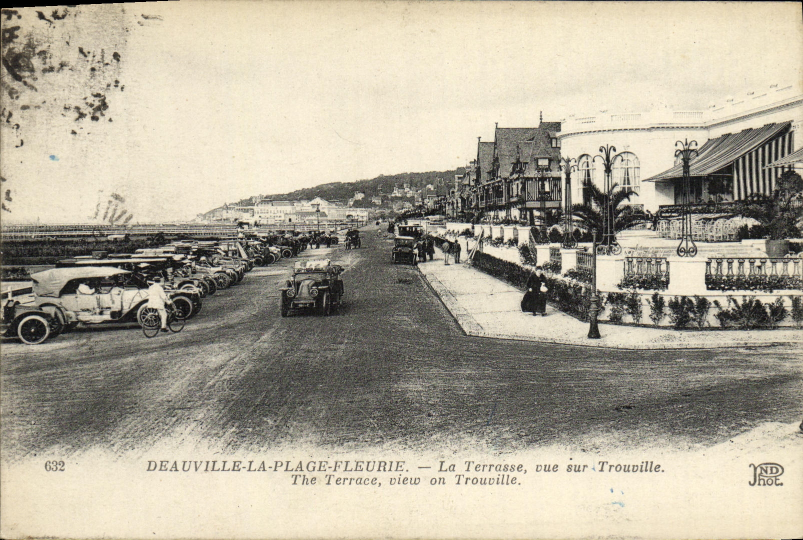 CPA Deauville La Plage Fleurie La Terrasse vue sur Trouville 