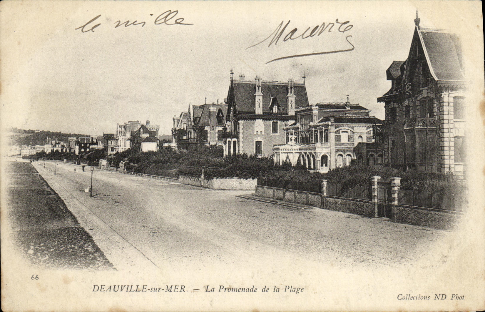 CPA Deauville sur Mer La Promenade de la Plage