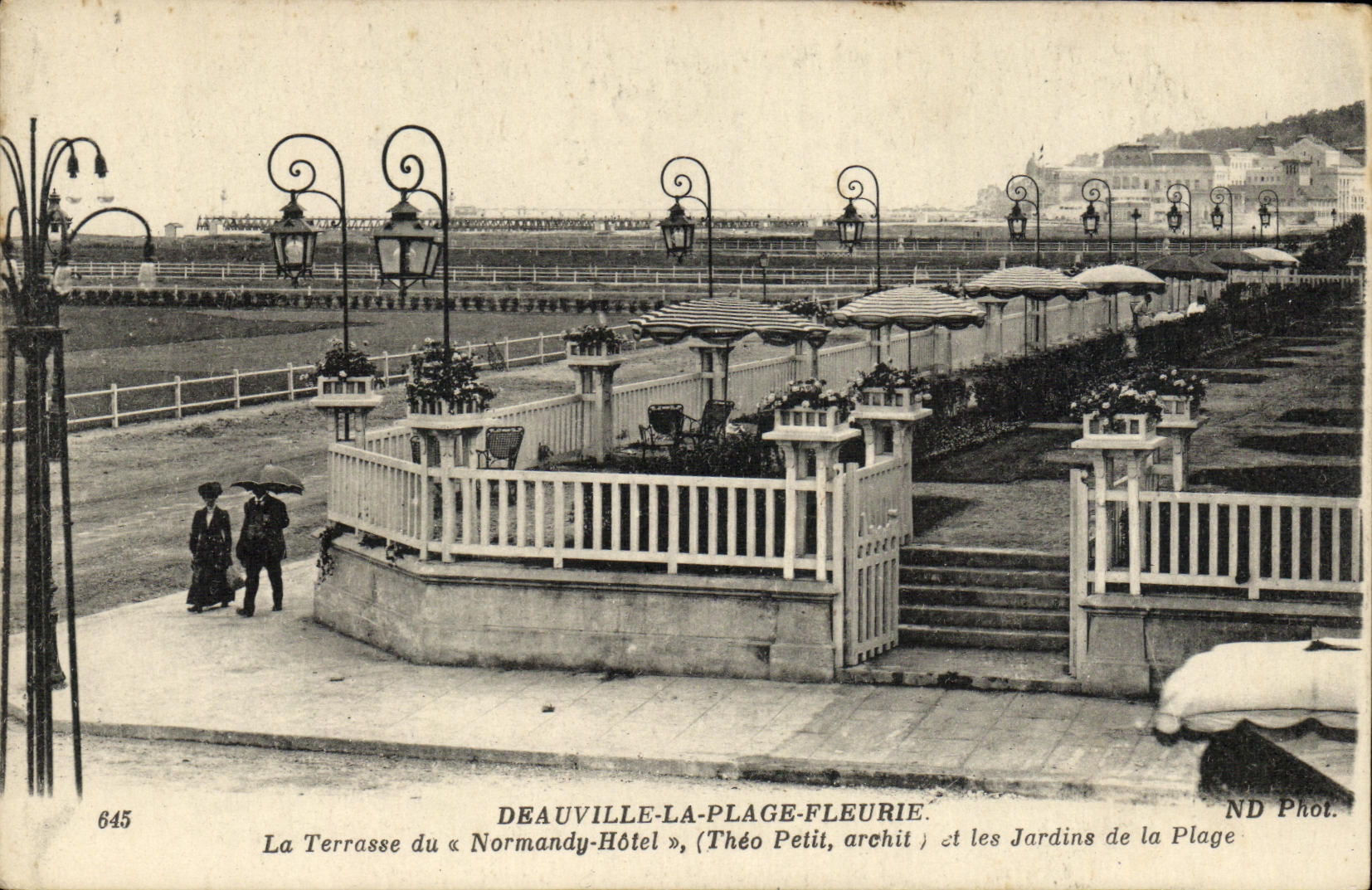 CPA Deauville La Plage Fleurie La Terrasse du Normandy Hotel et les jardins de la plage 