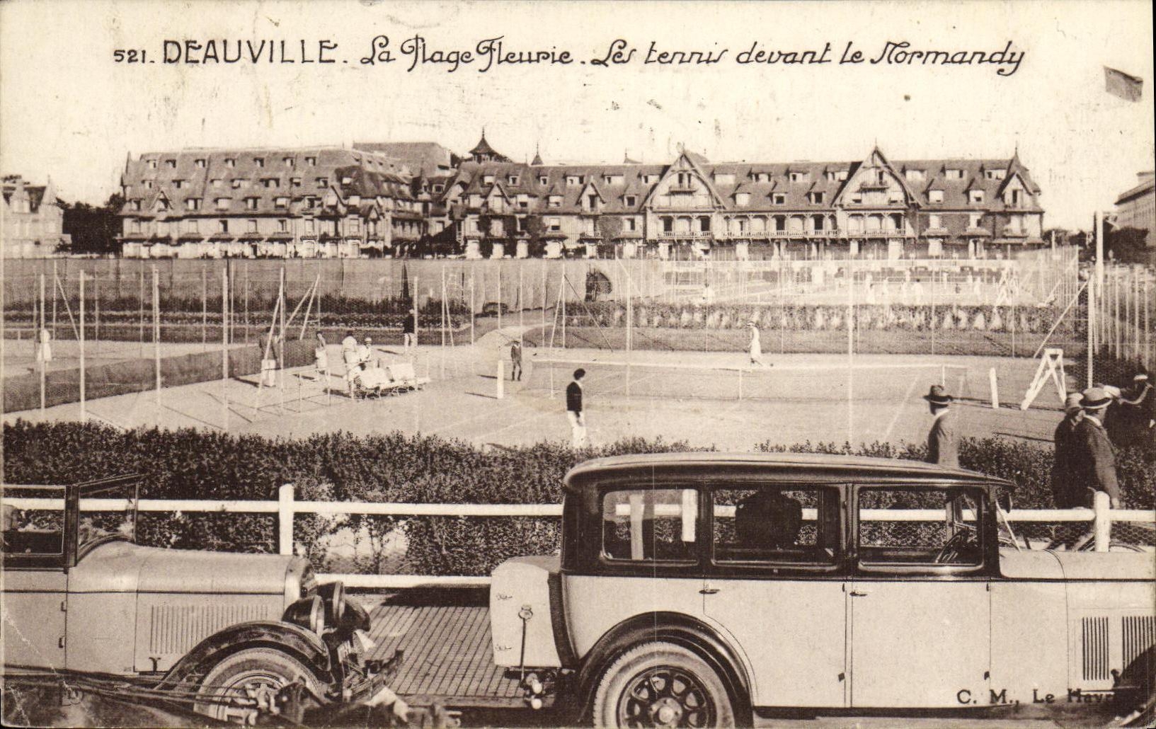 CPA Deauville La Plage Fleurie Le Tennis devant le Normandy automobile