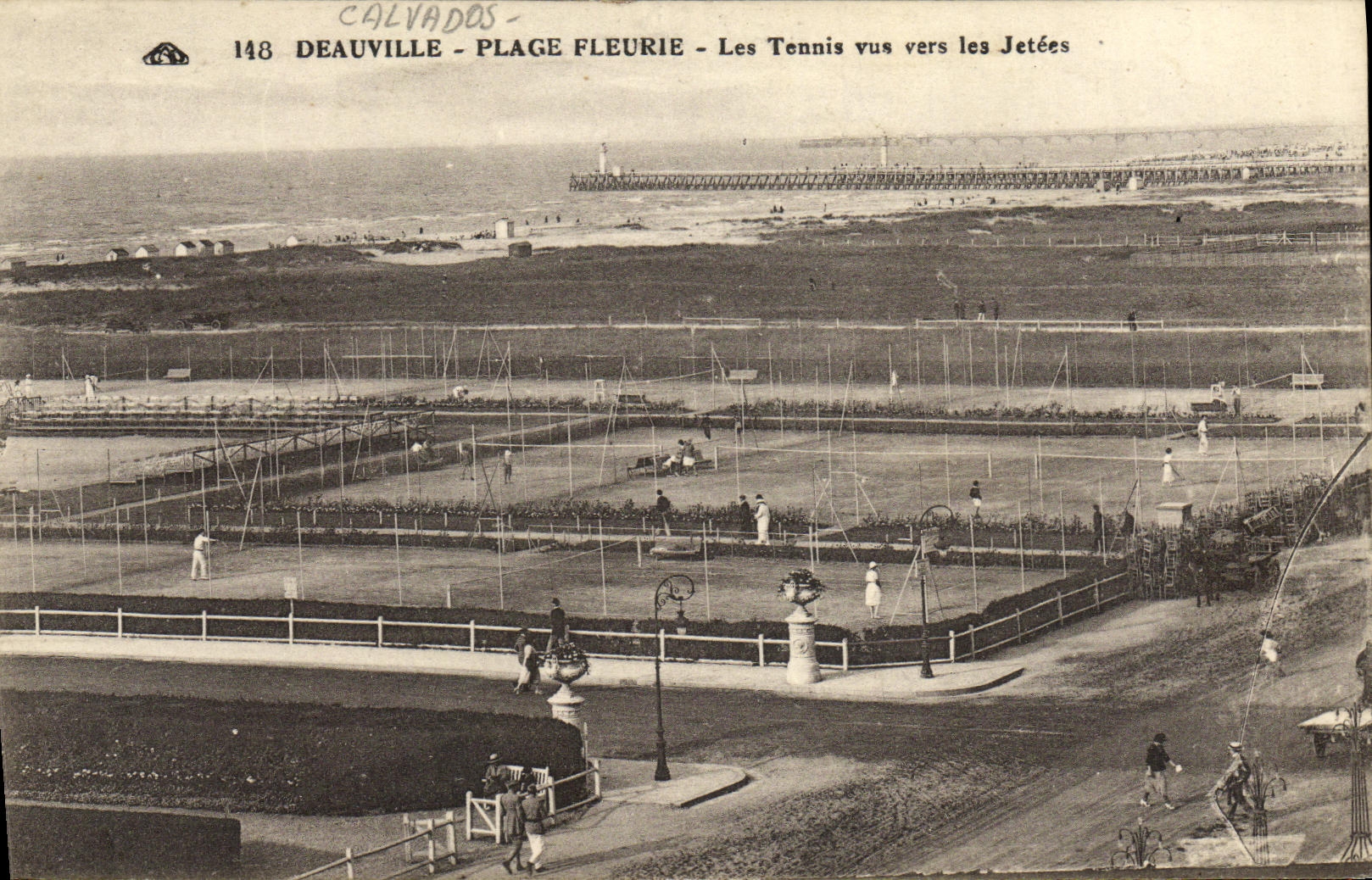 CPA Deauville Plage Fleurie Les Tennis vue vers les Jetees