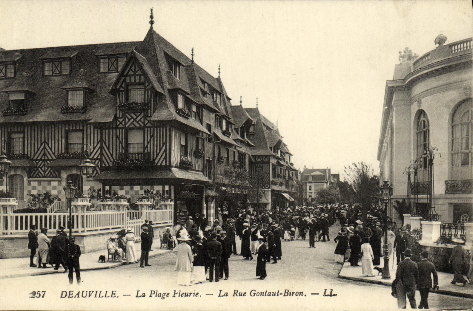 CPA Deauville La Plage Fleurie La Rue Gontaut Biron