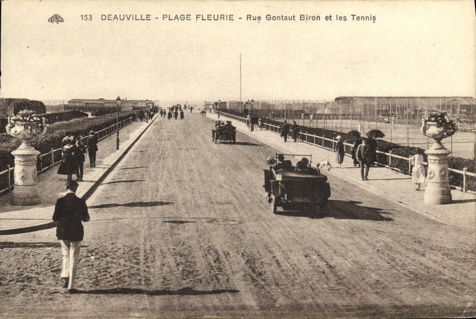 CPA Deauville Plage Fleurie Rue Gontaut Biron et les Tennis