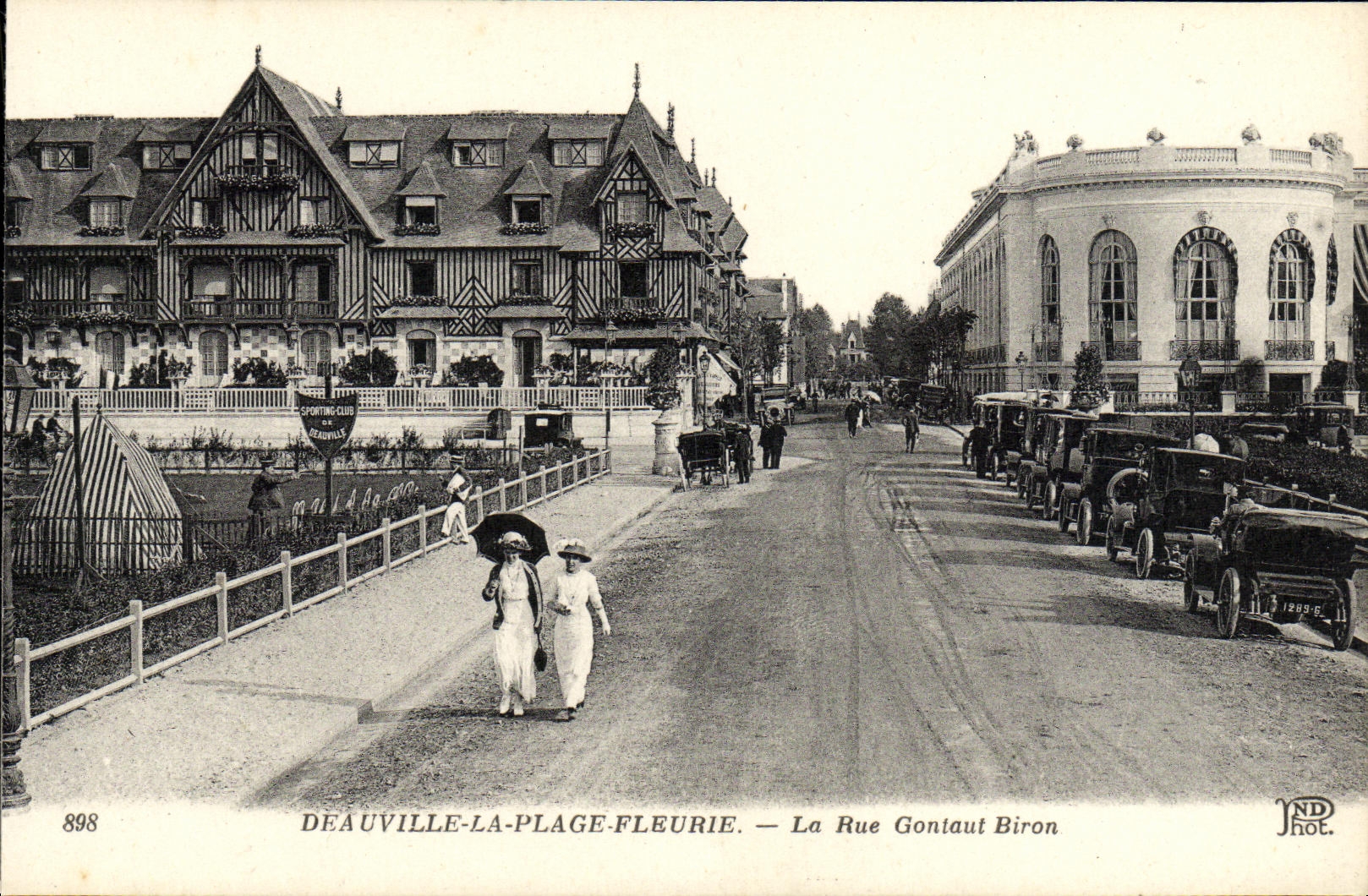 CPA Deauville La Plage Fleurie La Rue Gontaut Biron 