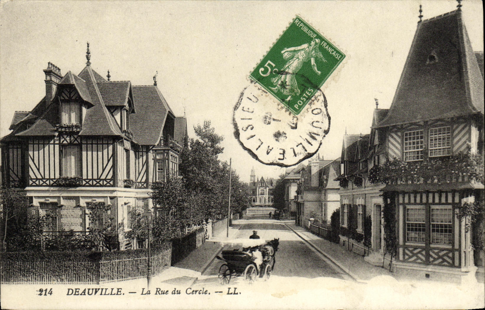 CPA Deauville La Rue du Cercle