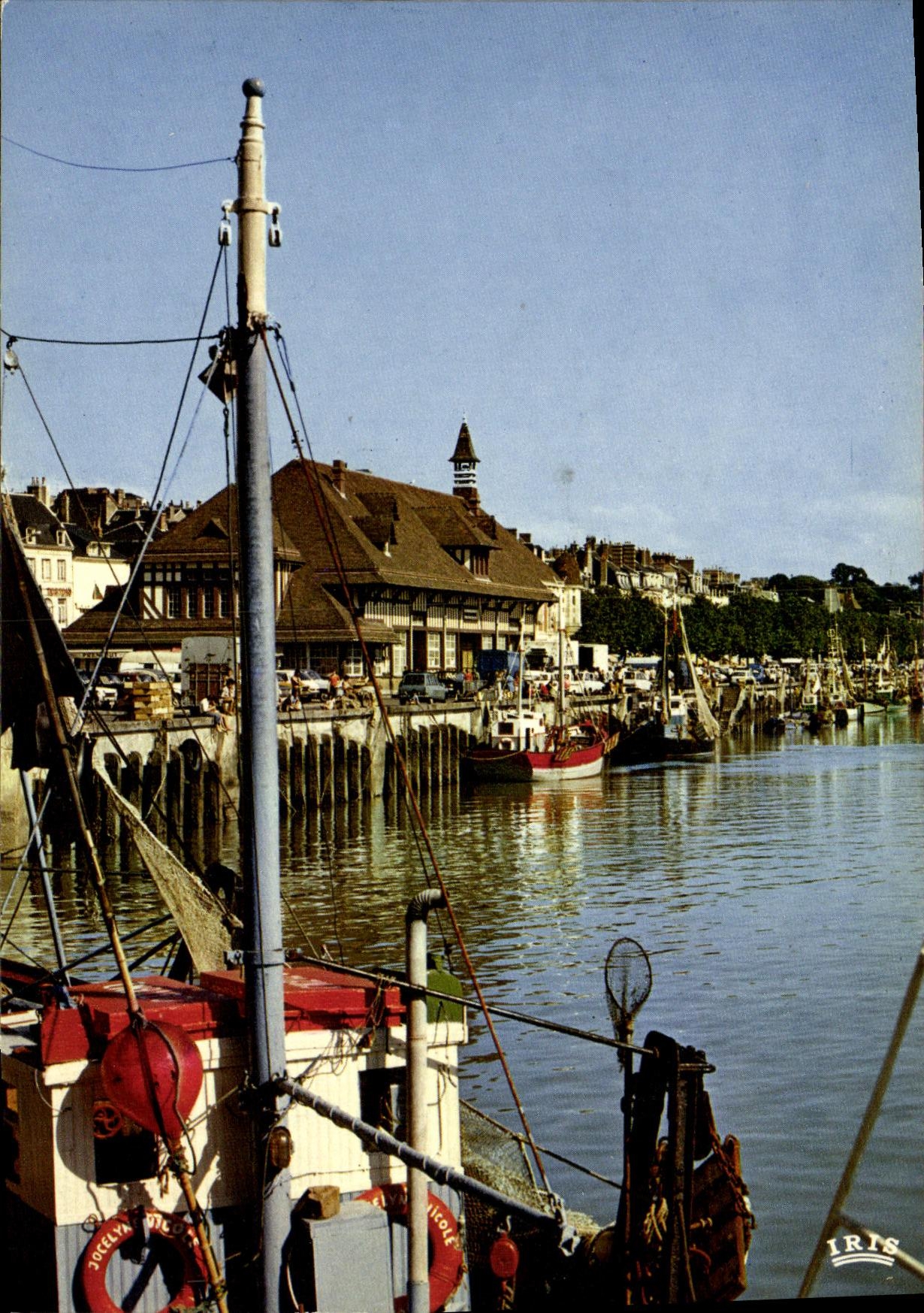 CPM Deauville Trouville Le Port et la Poissonnerie Bateaux