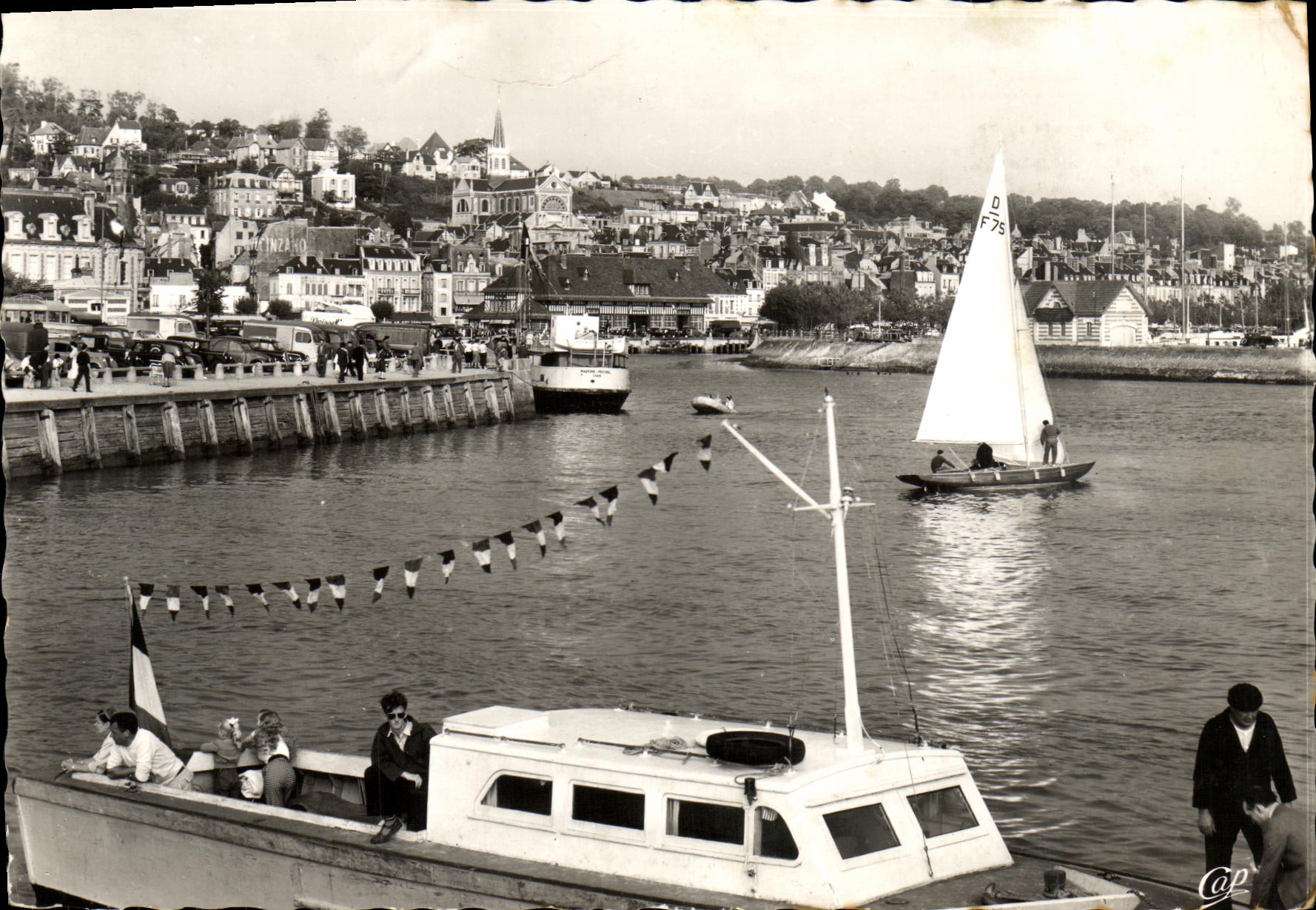 CPM Deauville Trouville L Entree du Port Bateaux 