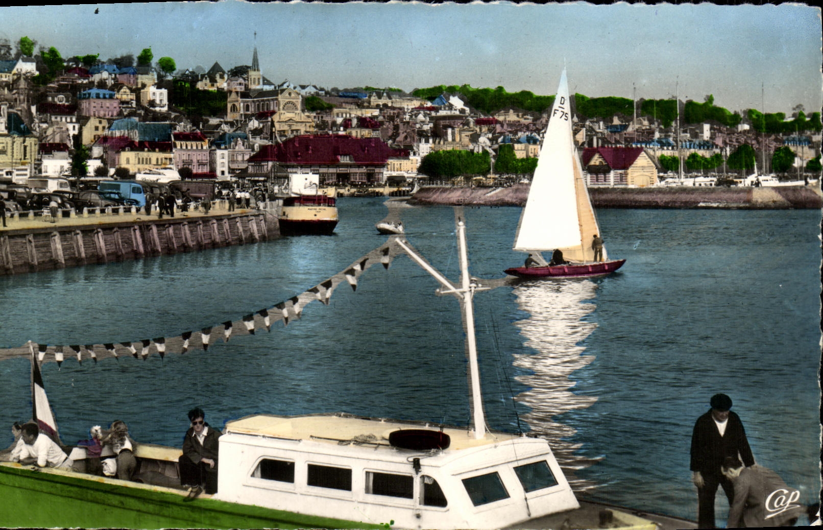 CPM Deauville Trouville L Entree du Port Bateaux 