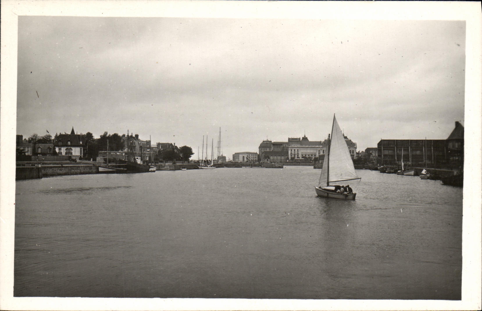 MODERN CARD Deauville the port