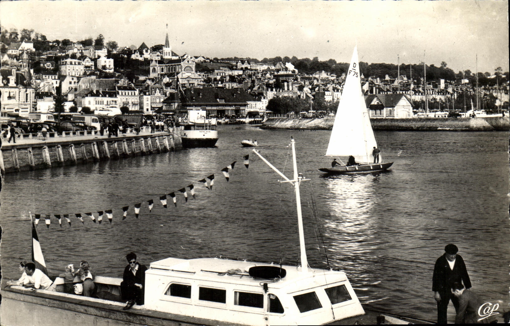 CPM Deauville Trouville L entree du Port Bateaux