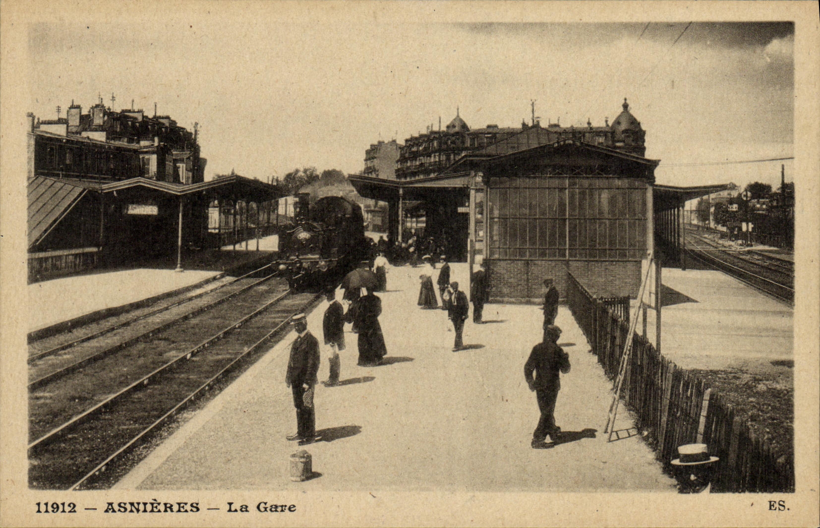 VINTAGE POSTCARD Asnieres Train station Train