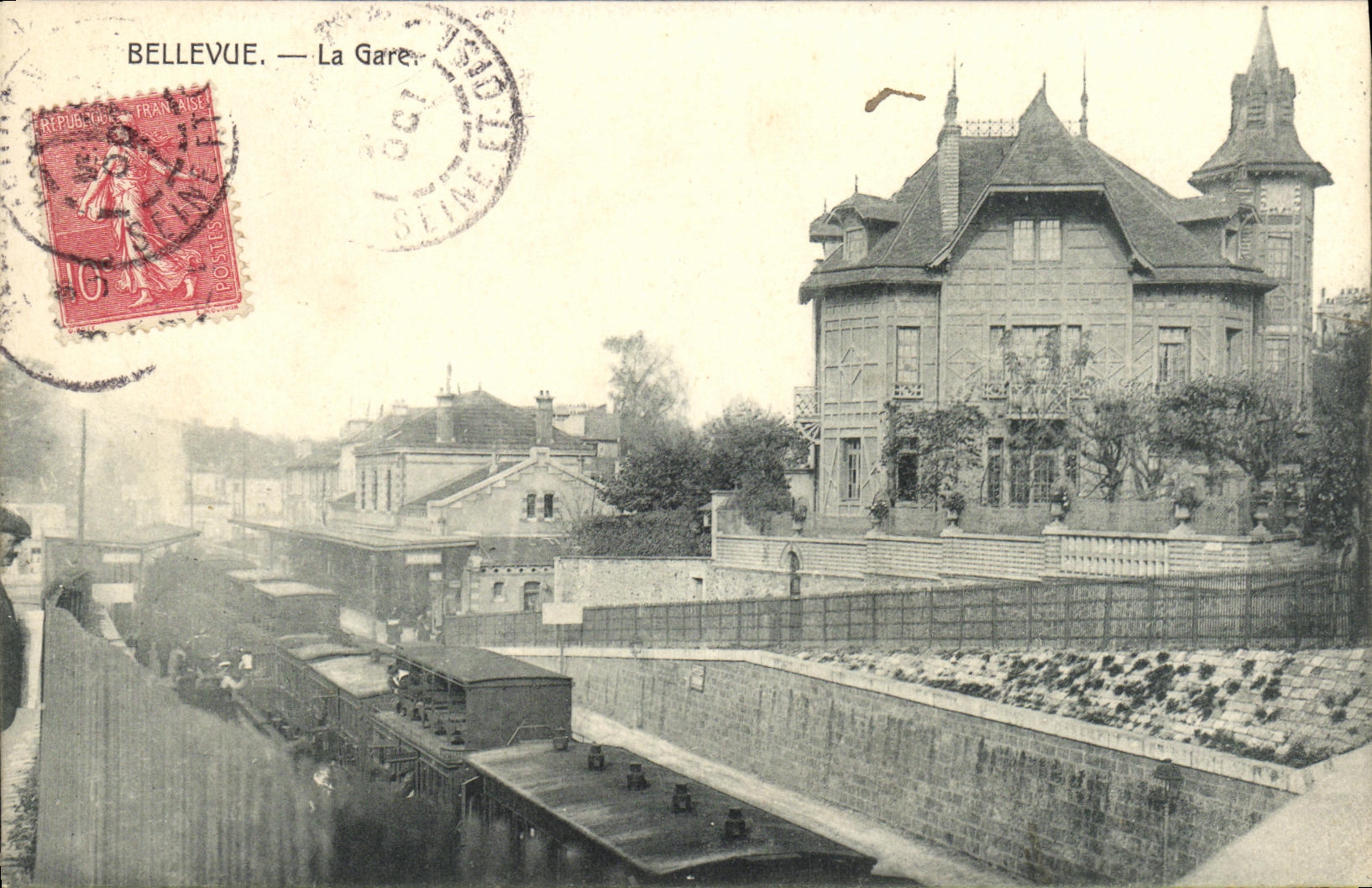 VINTAGE POSTCARD Bellevue Train station Train