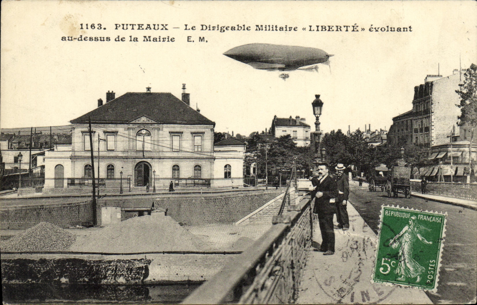 POSTAL Puteaux de la VENDIMIA el desarrollo militar/que se mueve de la libertad del dirigible con la tapa del zepelin del ayuntamiento