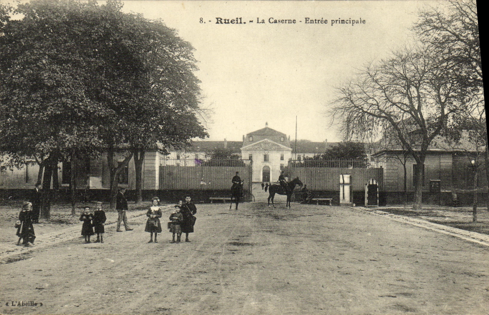 VINTAGE POSTCARD Rueil the Barracks Main entrance Militaria Children