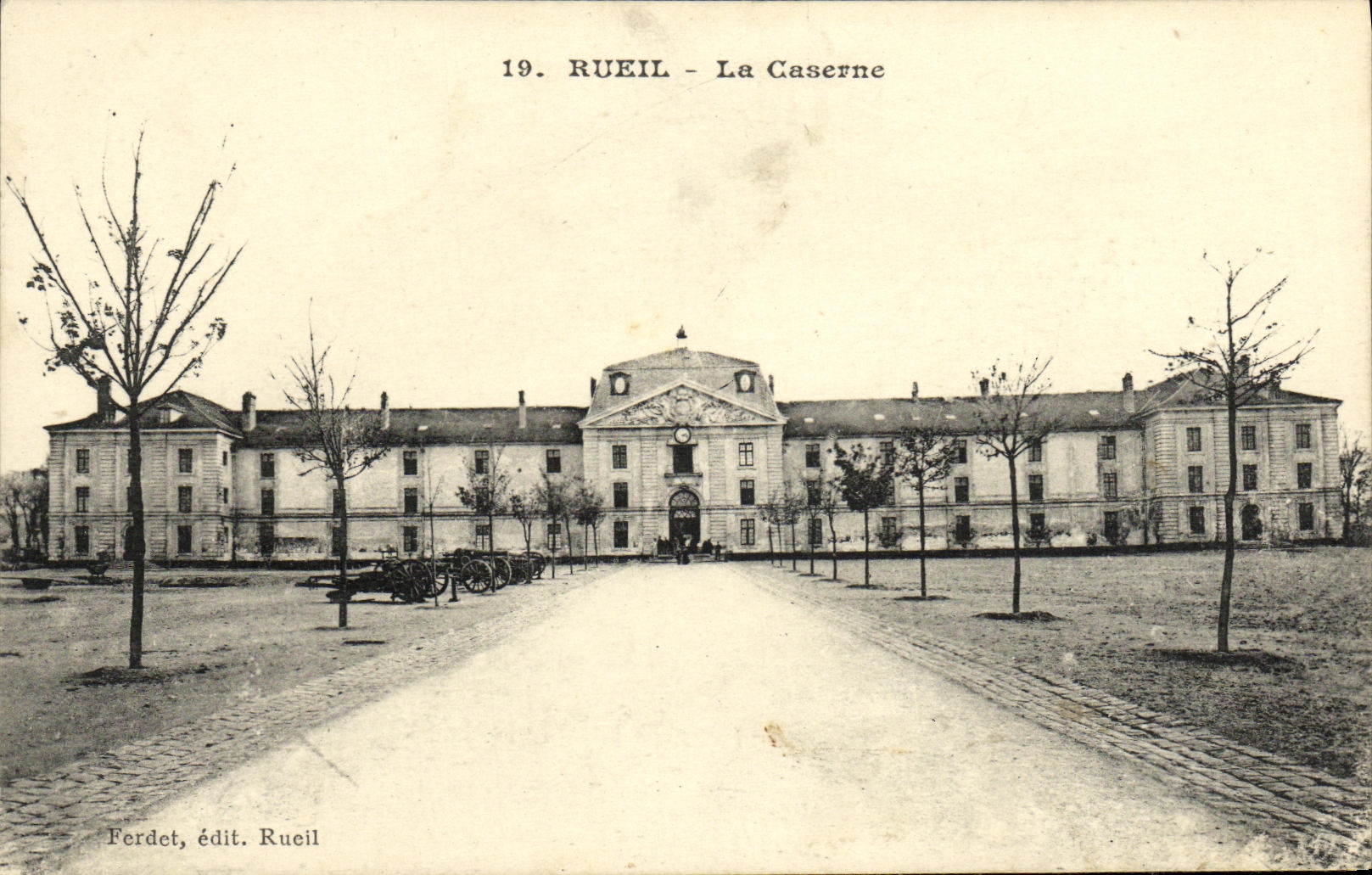 VINTAGE POSTCARD Rueil the Militaria Barracks