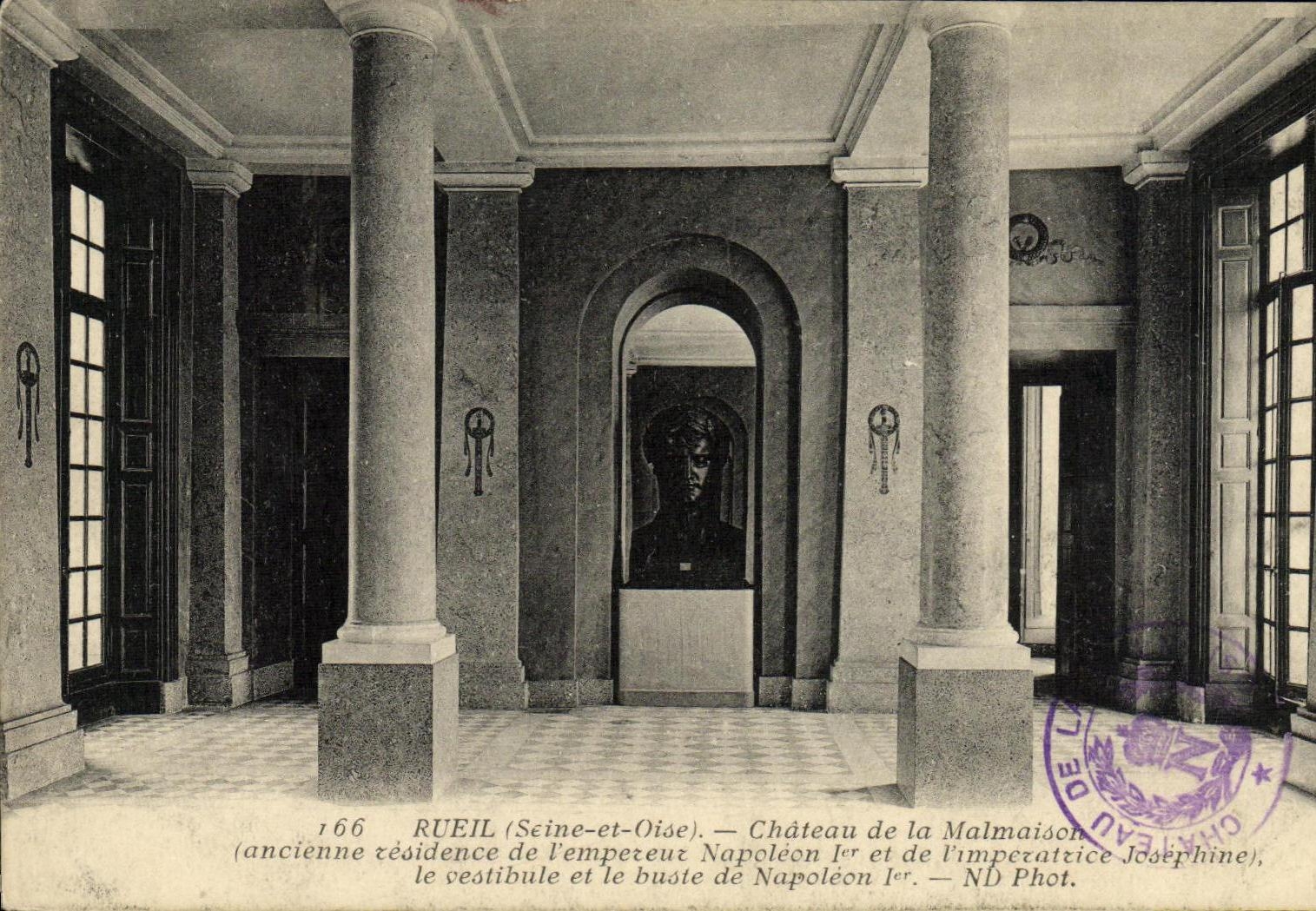 CPA Rueil Le Chateau de la Malmaison Le vestibule et le buste de Napoleon 1er