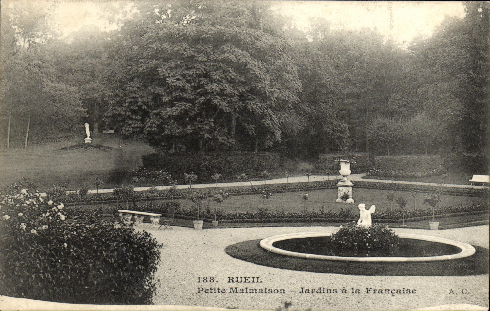 CPA Rueil Petite Malmaison Jardins a la Francaise