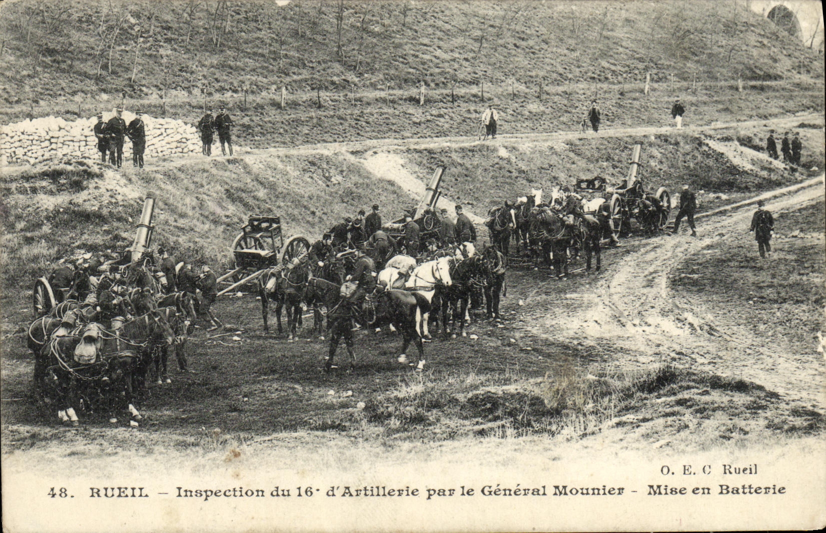 CPA Rueil Inspection du 16eme d Artillerie par le General Mounier Mise en Batterie Militaria 