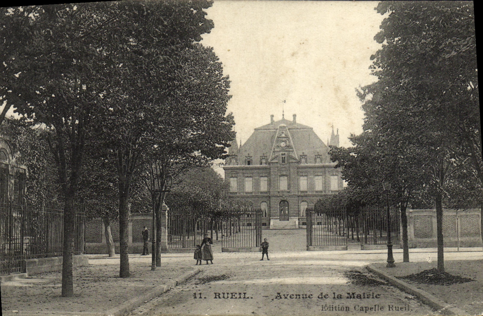 VINTAGE POSTCARD Rueil Avenue of the Town hall