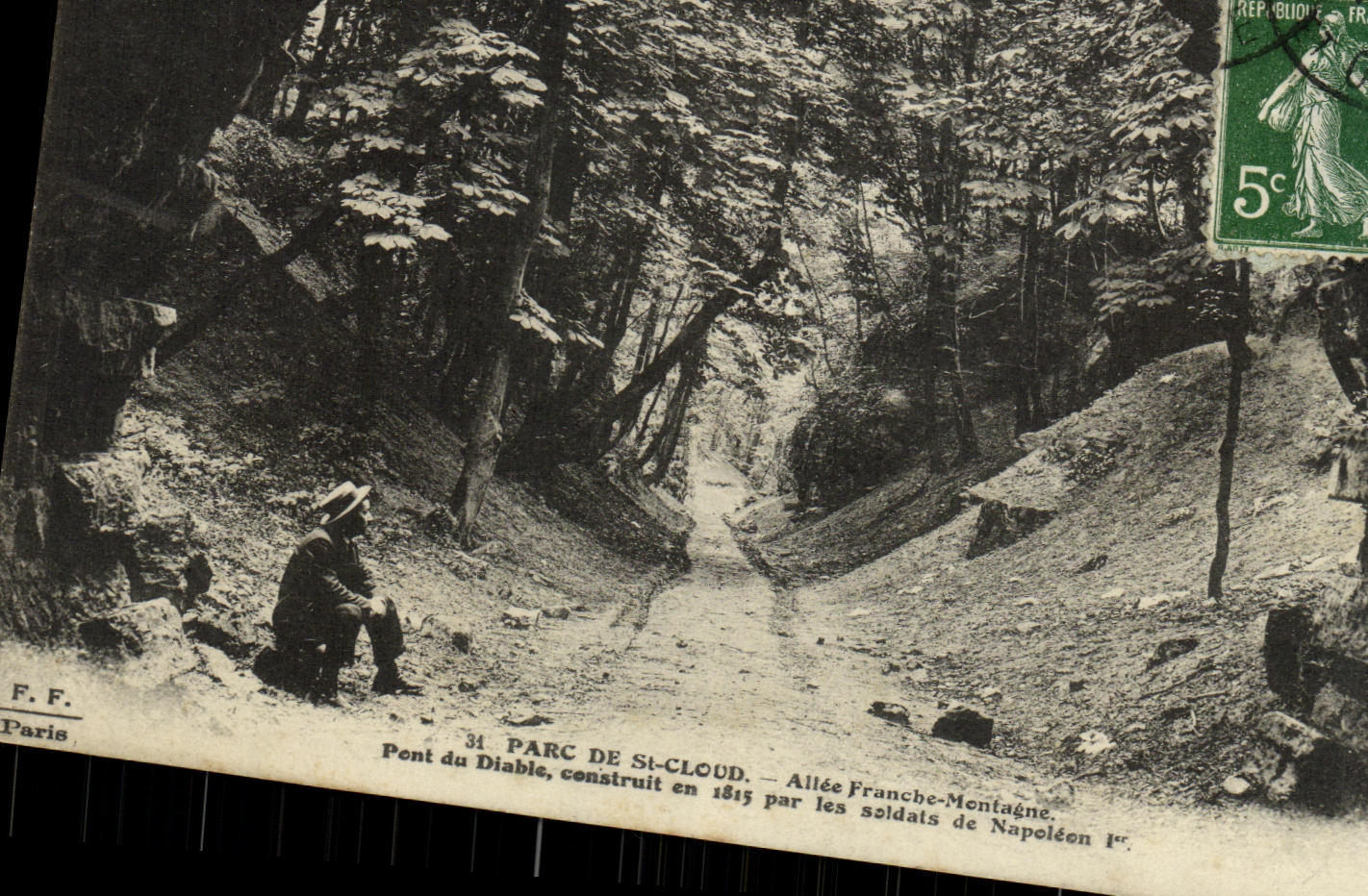 CPA Parc Saint Cloud Allee Franche Montagne Pont du diable construit par les soldats de Napoleon 1er