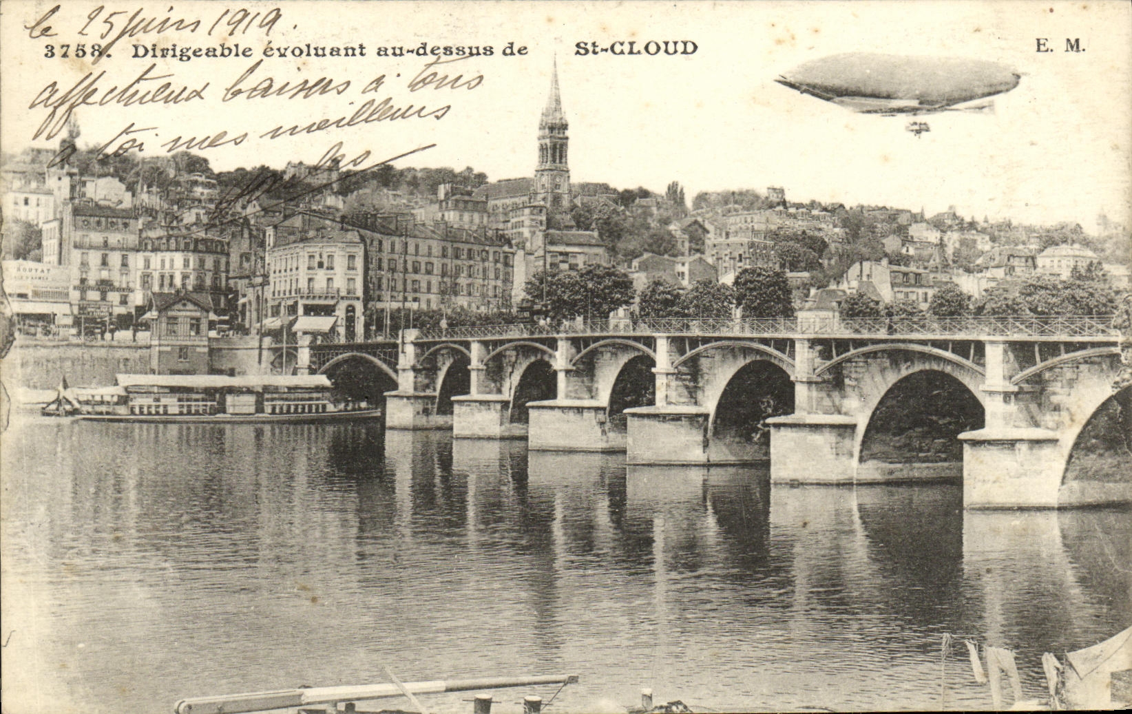 Parque de la POSTAL de la VENDIMIA Saint del desarrollo/que se mueve del dirigible de la nube con la tapa